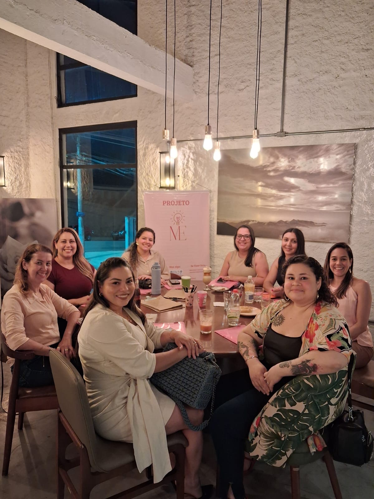 Encontro presencial da comunidade Mulher Empreende ao redor de uma mesa